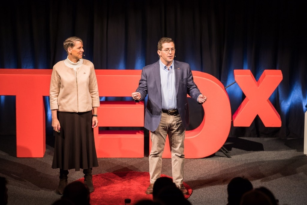 US Ambassador Suzi & Eric LeVine auf der TEDx Bühne.