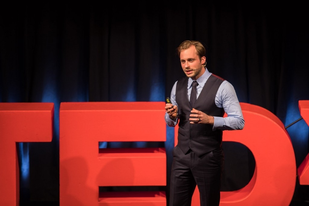 Mann namens "Fabian Westerheide" auf der TEDx Bühne.