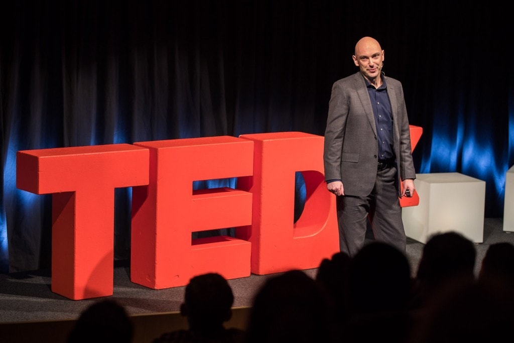 Mann namens "Shaun Attwood" auf der TEDx Bühne.