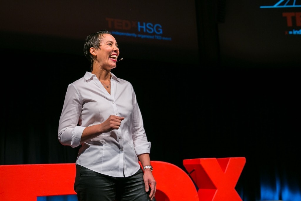 Frau namens "Dr. Laura Penn" auf der TEDx Bühne.