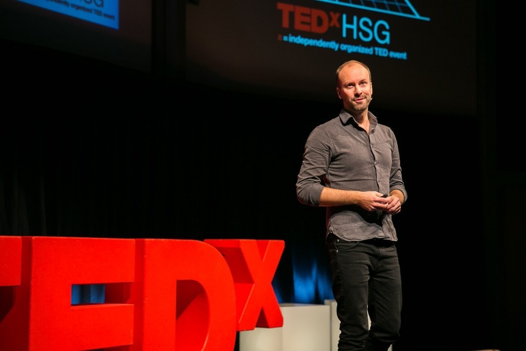Mann namens "Gustav Borgefalk" auf der TEDx Bühne.