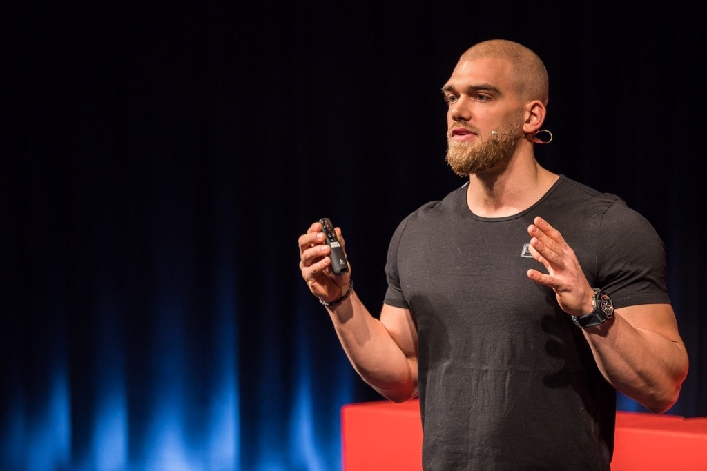Natural Bodybuilder namens "Mischa Janiec" auf der TEDx Bühne.
