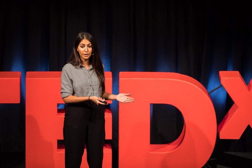Frau namens "Hila Azadzoy" auf der TEDx Bühne.