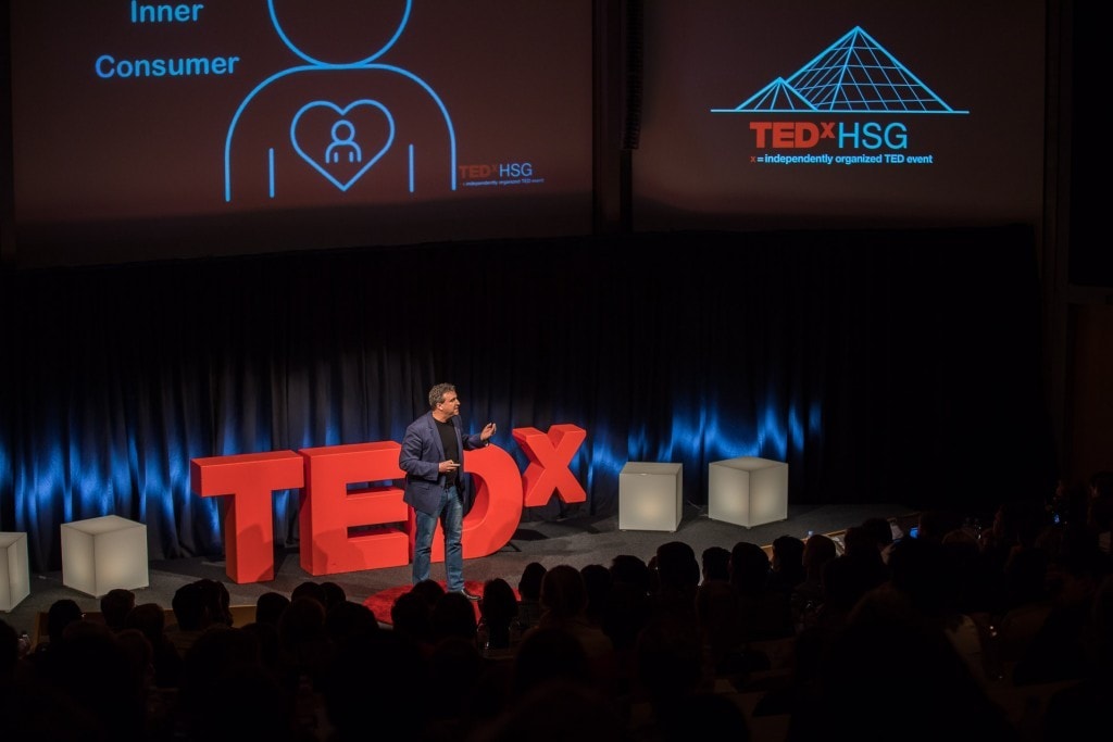Mann namens "Pete Blackshaw" auf der TEDx Bühne.