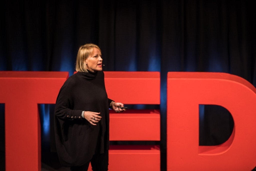 Frau namens "Mary McCarthy" auf der TEDx Bühne.