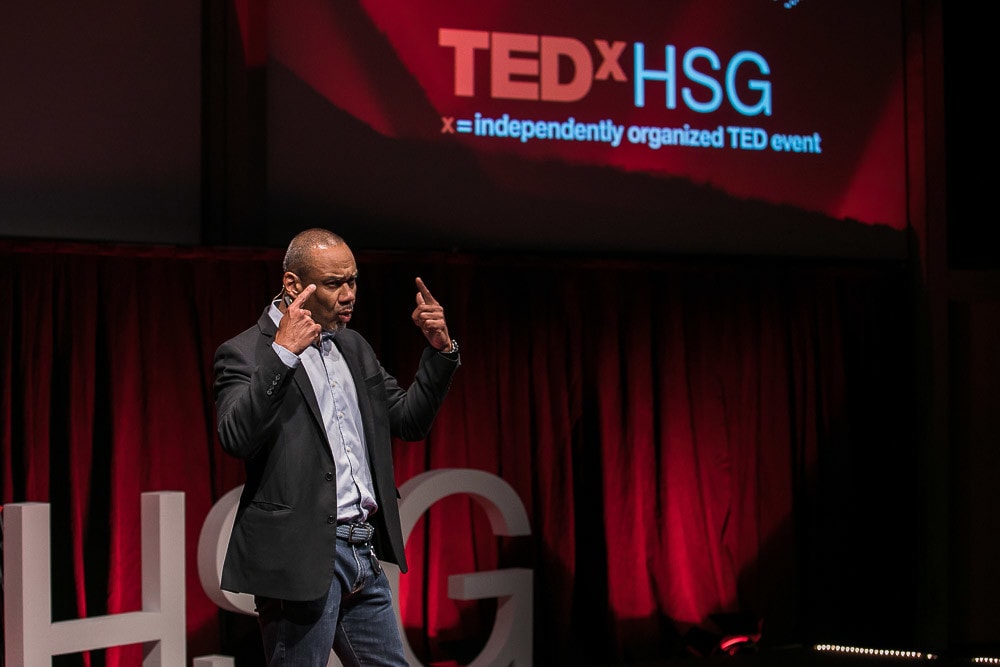 Christopher Mbanefo auf der TEDx-Bühne