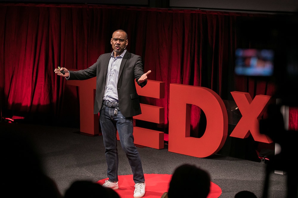 Christopher Mbanefo auf der TEDx-Bühne