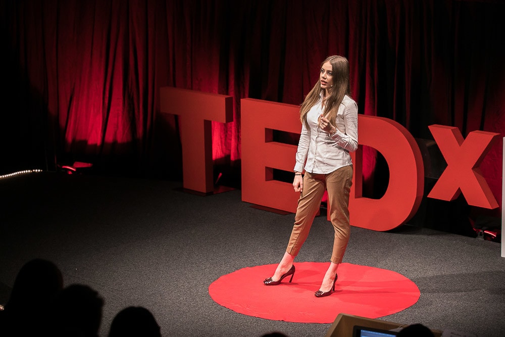 Xenia Tchoumitcheva auf der TEDx-Bühne