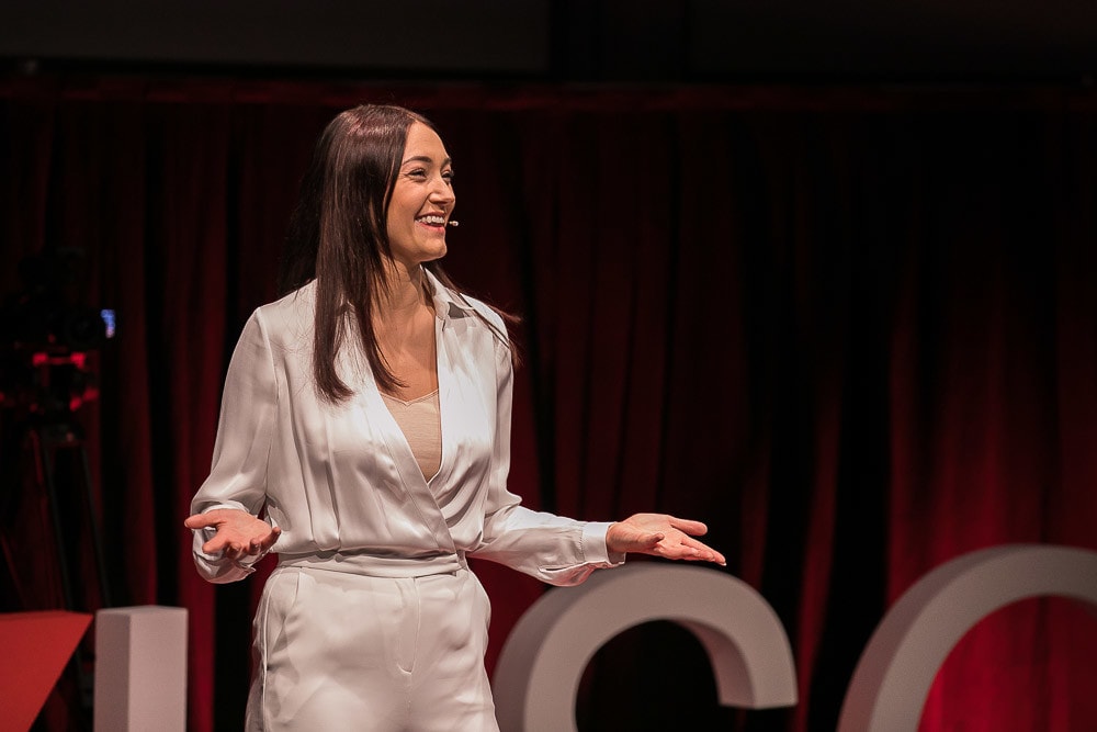 Mel Wells auf der TEDx Bühne.