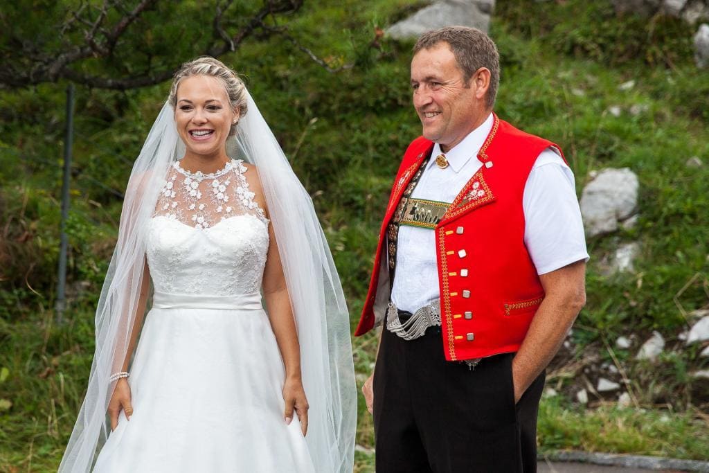 Braut mit Vater in Appenzellertracht.