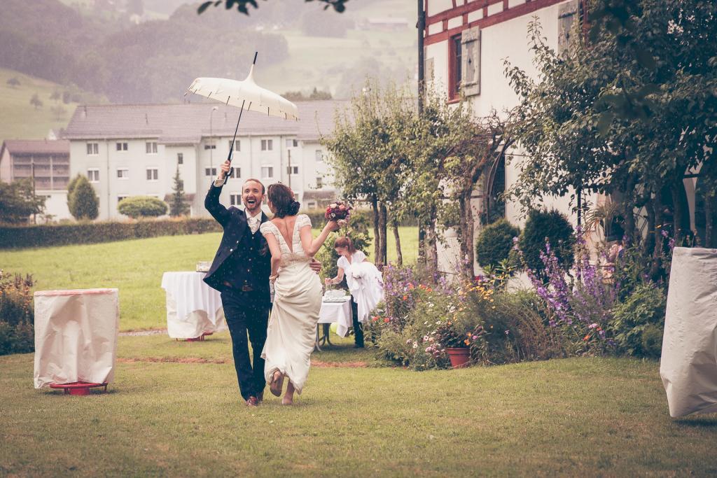Hochzeitspaar tanz in Regen.