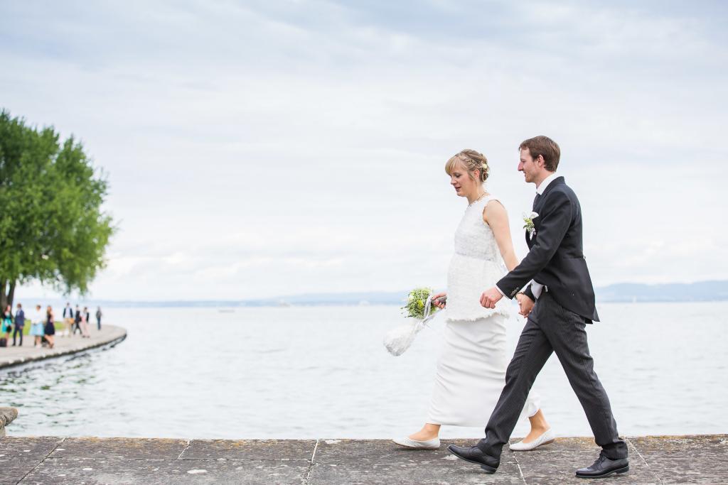Brautpaar läuft am Bodensee entlang